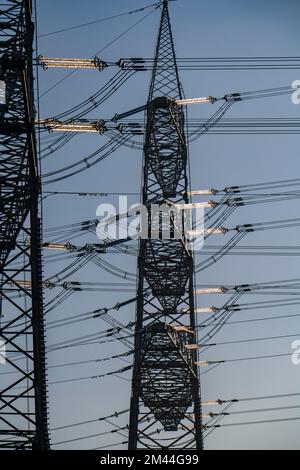 380 kV impianto, gruppo di comando, dell'operatore della rete di trasmissione Amprion, nell'Emscherbruch di Herten, pilone ad alta tensione con isolatori di vetro, NRW, Ger Foto Stock