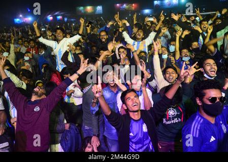 I sostenitori argentini del Bangladesh reagiscono mentre assistono alla finale partita di calcio della Coppa del mondo del Qatar 2022 tra Argentina e Francia presso il campus universitario di Dhaka, in Bangladesh, il 18 dicembre 2022. Foto Stock