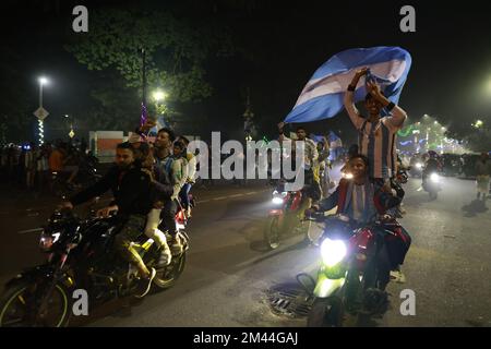 Dhaka, Bangladesh. 19th Dec, 2022. I tifosi del Bangladesh celebrano la vittoria dell'Argentina contro la Francia durante la finale della Coppa del mondo FIFA Qatar 2022 nella zona dell'Università di Dhaka, a Dhaka, Bangladesh, il 19 dicembre 2022. (Credit Image: © Suvra Kanti Das/ZUMA Press Wire) Foto Stock