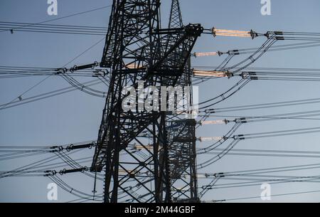 380 kV impianto, gruppo di comando, dell'operatore della rete di trasmissione Amprion, nell'Emscherbruch di Herten, pilone ad alta tensione con isolatori di vetro, NRW, Ger Foto Stock