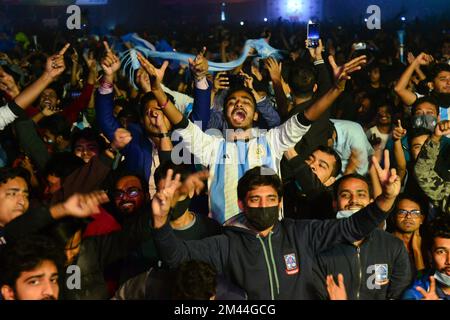 I sostenitori argentini del Bangladesh reagiscono mentre assistono alla finale partita di calcio della Coppa del mondo del Qatar 2022 tra Argentina e Francia presso il campus universitario di Dhaka, in Bangladesh, il 18 dicembre 2022. Foto Stock