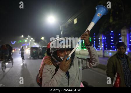 Dhaka, Bangladesh. 19th Dec, 2022. I tifosi del Bangladesh celebrano la vittoria dell'Argentina contro la Francia durante la finale della Coppa del mondo FIFA Qatar 2022 nella zona dell'Università di Dhaka, a Dhaka, Bangladesh, il 19 dicembre 2022. (Credit Image: © Suvra Kanti Das/ZUMA Press Wire) Foto Stock