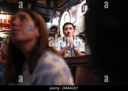 Barcellona, Catalogna, Spagna. 18th Dec, 2022. Un argentino si aggheggia mentre la squadra francese avanza in campo durante il primo tempo. Almeno 100 argentini si sono riuniti al bar sonora di Barcellona per allietare la nazionale argentina nella finale di Coppa del mondo contro la Francia. (Credit Image: © Ximena Borrazas/SOPA Images via ZUMA Press Wire) Foto Stock