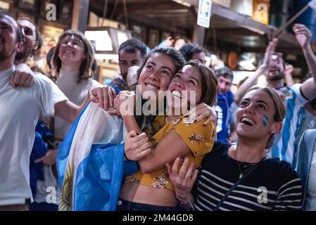 Barcellona, Catalogna, Spagna. 18th Dec, 2022. Le donne argentine si abbracciano per celebrare l'obiettivo della nazionale contro la Francia durante la finale della Coppa del mondo. Almeno 100 argentini si sono riuniti al bar sonora di Barcellona per allietare la nazionale argentina nella finale di Coppa del mondo contro la Francia. (Credit Image: © Ximena Borrazas/SOPA Images via ZUMA Press Wire) Foto Stock