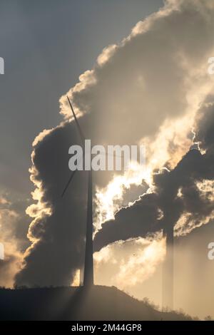 La fattoria eolica Halde Oberscholven, le nuvole di fumo dalla torre di raffreddamento e dal camino della centrale a carbone Uniper Scholven, Gelsenkrichen, NRW, GE Foto Stock