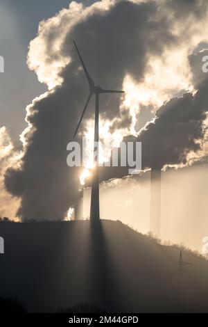 La fattoria eolica Halde Oberscholven, le nuvole di fumo dalla torre di raffreddamento e dal camino della centrale a carbone Uniper Scholven, Gelsenkrichen, NRW, GE Foto Stock