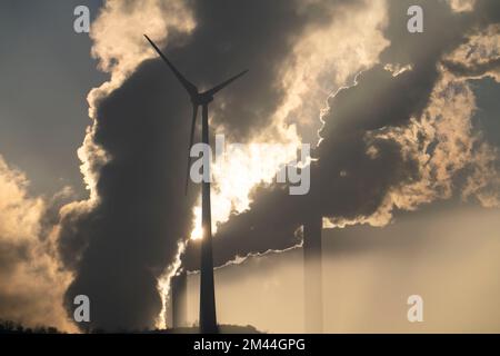 La fattoria eolica Halde Oberscholven, le nuvole di fumo dalla torre di raffreddamento e dal camino della centrale a carbone Uniper Scholven, Gelsenkrichen, NRW, GE Foto Stock