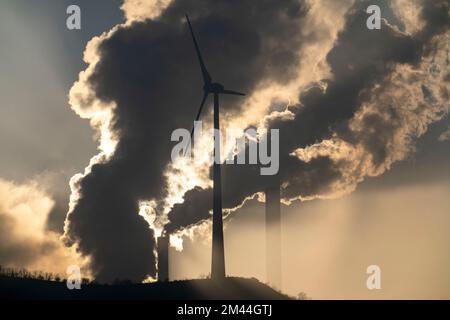 La fattoria eolica Halde Oberscholven, le nuvole di fumo dalla torre di raffreddamento e dal camino della centrale a carbone Uniper Scholven, Gelsenkrichen, NRW, GE Foto Stock