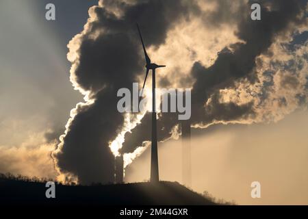 La fattoria eolica Halde Oberscholven, le nuvole di fumo dalla torre di raffreddamento e dal camino della centrale a carbone Uniper Scholven, Gelsenkrichen, NRW, GE Foto Stock