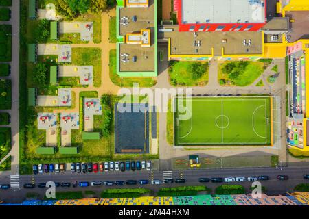 Vista aerea dall'alto di un drone nelle case moderne colorate in stile arcobaleno, sullo stadio di calcio città Comfort città Kyiv Ucraina Foto Stock