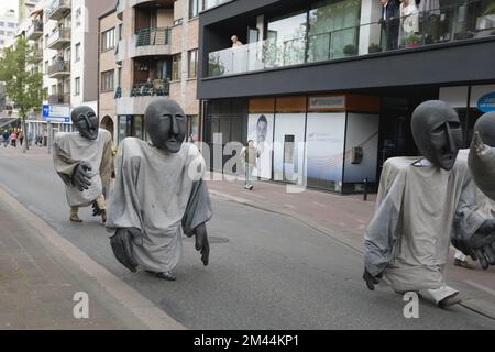 Genk. Limburgo-Belgio 01-05-2022. Uno spettacolo per i cittadini. O-parata. Artisti in costume e maschera sulla strada della città. Foto Stock