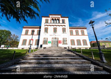 Vecchia scuola, sito patrimonio dell'umanità dell'UNESCO 'città dell'azienda'. Crespi dÂ´Adda, Italia Foto Stock