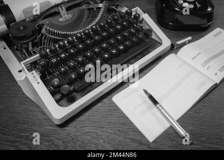 Penna a inchiostro vecchia, macchina da scrivere, libretto di assegni, vecchio telefono, . (Scritta in francese - ricevuta dal signor. Per) in bianco e nero Foto Stock