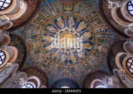 Splendidi mosaici nel Battistero di Neon, sito patrimonio dell'umanità dell'UNESCO di Ravenna, Italia Foto Stock