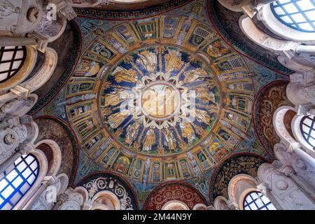 Splendidi mosaici nel Battistero di Neon, sito patrimonio dell'umanità dell'UNESCO di Ravenna, Italia Foto Stock