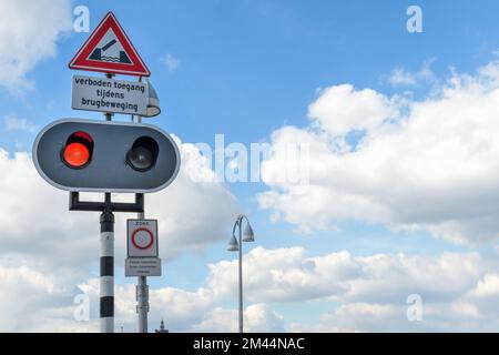 Maastricht. Limburgo - Paesi Bassi 10-04-2022. Segnaletica stradale e semaforo sul ponte levatoio. In olandese - divieto di circolazione mentre il ponte è in mot Foto Stock