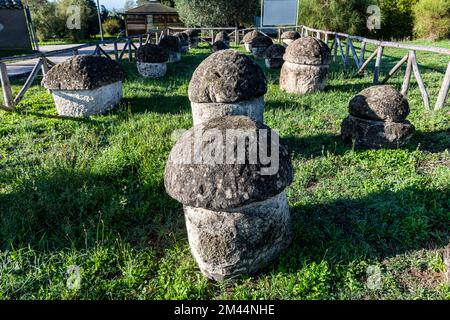 Piccoli tumuli nella Necropoli di Tarchuna, sito patrimonio dell'umanità dell'UNESCO Tarquinia, Italia Foto Stock