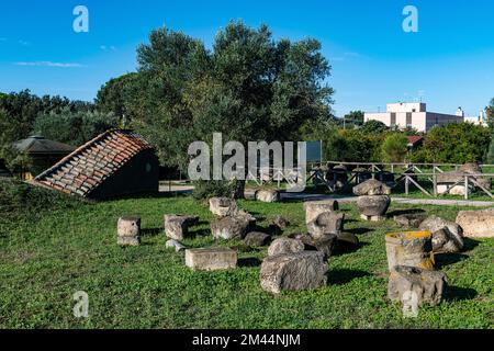 Piccoli tumuli nella Necropoli di Tarchuna, sito patrimonio dell'umanità dell'UNESCO Tarquinia, Italia Foto Stock