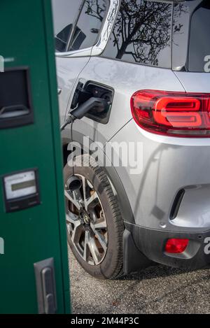 Rifornimento auto con elettricità, stazione di ricarica elettrica, punto di ricarica elettronica, Danimarca Foto Stock