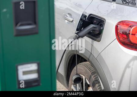 Rifornimento auto con elettricità, stazione di ricarica elettrica, punto di ricarica elettronica, Danimarca Foto Stock