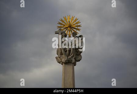 In cima alla colonna della peste con Padre, Figlio e Spirito Santo sulla piazza principale, Leoben, Stiria, Austria Foto Stock