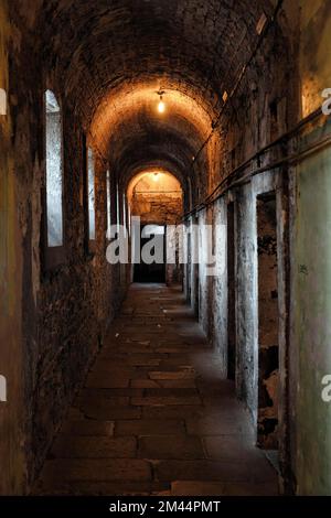 Corridoio scuro, stretto, Kilmainham Gaol, ex prigione vittoriana restaurata, museo, set cinematografico, monumento nazionale all'indipendenza, liberazione Foto Stock