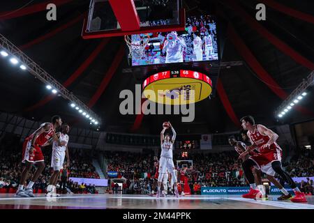 Varese, Italia. 18th Dec, 2022. Guglielmo Caruso #30 di Pallacanestro Varese OpenJobMetis in azione durante il LBA Lega Basket Un gioco di Stagione 2022/23 tra OpenJobMetis Varese e Pallacanestro Trieste a Enerxenia Arena, Varese, Italia il 18 dicembre 2022 Credit: Independent Photo Agency/Alamy Live News Foto Stock