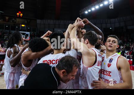 Varese, Italia. 18th Dec, 2022. Roster of Pallacanestro Varese OpenJobMetis festeggia la vittoria alla fine della partita durante il LBA Lega Basket Una partita di Stagione 2022/23 tra OpenJobMetis Varese e Pallacanestro Trieste all'Enerxenia Arena, Varese, Italia il 18 dicembre 2022 Credit: Independent Photo Agency/Alamy Live News Foto Stock