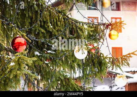 Particolare di un albero di Natale all'aperto in un villaggio di montagna in una giornata di sole Foto Stock