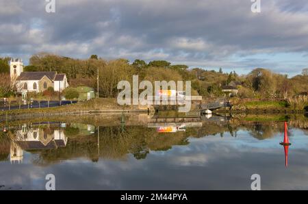 Riflessione sui camion petroliferi a Timoleague, Co Cork, dicembre 2022 Foto Stock