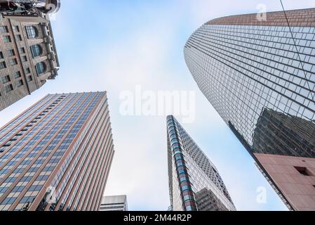 Vista a bassa angolazione dei moderni grattacieli degli uffici nel quartiere finanziario di San Francisco in un giorno autunnale parzialmente nuvoloso Foto Stock