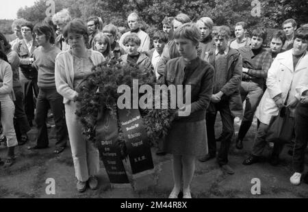 Il tradizionale omaggio ai russi morti, soldati e vittime della dittatura nazista, con l'evento Flowers for Stukenbrock 1970, si è concentrato su Foto Stock