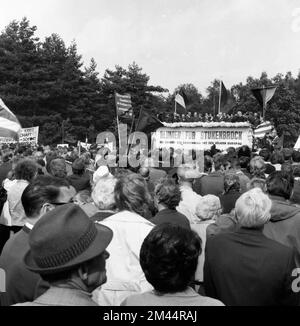 Il tradizionale omaggio ai russi morti, soldati e vittime della dittatura nazista, con l'evento Flowers for Stukenbrock 1970, si è concentrato su Foto Stock