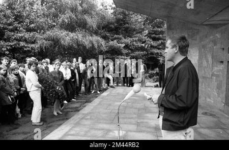 Il tradizionale omaggio ai russi morti, soldati e vittime della dittatura nazista, con l'evento Flowers for Stukenbrock 1970, si è concentrato su Foto Stock