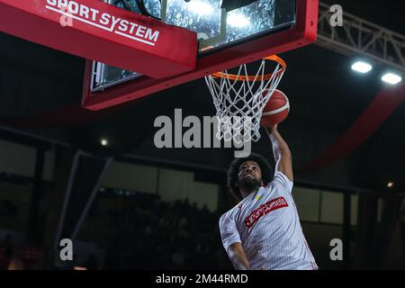 Varese, Italia. 18th Dec, 2022. Andriu Tomas Woldetensae #8 di Pallacanestro Varese OpenJobMetis si scalda durante il LBA Lega Basket Un gioco di stagione 2022/23 tra OpenJobMetis Varese e Pallacanestro Trieste all'Enerxenia Arena, Varese, Italia il 18 dicembre 2022 Credit: Independent Photo Agency/Alamy Live News Foto Stock