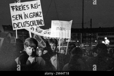 Il secondo incontro del Cancelliere federale Willy Brandt con il deputato della RDT Willi Stoph il 21 maggio 1971 a Kassel è stato accompagnato da un gran numero di Foto Stock