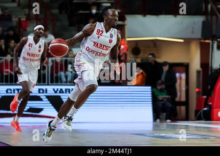 Varese, Italia. 18th Dec, 2022. Jaron Johnson #92 di Pallacanestro Varese OpenJobMetis in azione durante il LBA Lega Basket Un gioco di Stagione 2022/23 tra OpenJobMetis Varese e Pallacanestro Trieste a Enerxenia Arena, Varese, Italia il 18 dicembre 2022 Credit: Independent Photo Agency/Alamy Live News Foto Stock