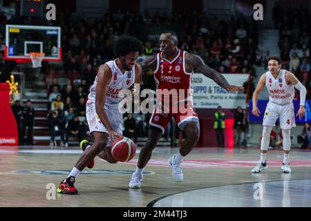 Varese, Italia. 18th Dec, 2022. Andriu Tomas Woldetensae #8 di Pallacanestro Varese OpenJobMetis in azione durante il LBA Lega Basket Un gioco di stagione 2022/23 tra OpenJobMetis Varese e Pallacanestro Trieste all'Enerxenia Arena, Varese, Italia il 18 dicembre 2022 Credit: Independent Photo Agency/Alamy Live News Foto Stock