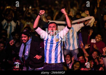 Dhaka, Bangladesh. 18th Dec, 2022. Il tifoso di calcio argentino celebra la vittoria della sua squadra nella partita finale contro la Francia. Punteggio finale: Argentina 4 - 2 Francia (Photo by Sazzad Hossain/SOPA Images/Sipa USA) Credit: Sipa USA/Alamy Live News Foto Stock