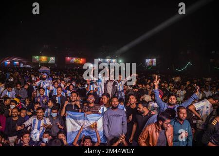 Dhaka, Bangladesh. 18th Dec, 2022. Gli appassionati di calcio argentini festeggiano la vittoria della loro squadra contro la Francia, per le finali della Coppa del mondo Qatar 2022. Punteggio finale: Argentina 4 - 2 Francia (Photo by Sazzad Hossain/SOPA Images/Sipa USA) Credit: Sipa USA/Alamy Live News Foto Stock