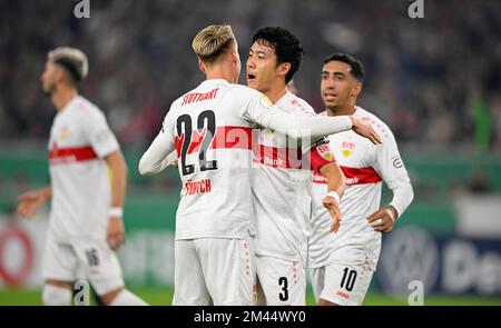 Gol Celebration Wataru Endo VfB Stuttgart (03) con Chris Fuehrich VfB Stuttgart (22) Tiago Tomas VfB Stuttgart (10) Atakan Karazor VfB Stuttgart Foto Stock