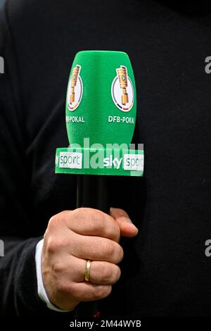 Microfono con logo DFB-Pokal, SKY, intervista, primo piano, PreZero Arena, Sinsheim, Baden-Wuerttemberg, Germania Foto Stock