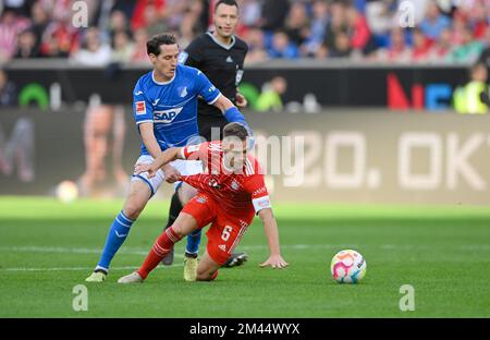 Sebastian Rudy TSG 1899 Hoffenheim (16) contro Joshua Kimmich FC Bayern Monaco FCB (06), tira la camicia, in background l'arbitro Sven Jablonski Foto Stock