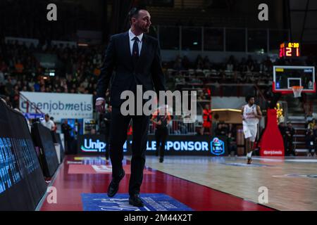 Varese, Italia. 18th Dec, 2022. Matt Brase Capo allenatore di Pallacanestro Varese OpenJobMetis visto durante LBA Lega Basket Un gioco di Stagione 2022/23 regolare tra OpenJobMetis Varese e Pallacanestro Trieste a Enerxenia Arena, Varese, Italia il 18 dicembre 2022 Credit: Independent Photo Agency/Alamy Live News Foto Stock