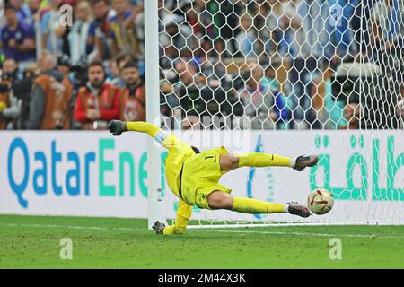 Lusail iconico stadio, Lusail, Qatar. 18th Dec, 2022. Finale di calcio della Coppa del mondo FIFA Argentina contro Francia; Hugo Lloris di Francia è battuto nella sparatoria di rigore da Leandro Paredes Argentina Credit: Action Plus Sports/Alamy Live News Foto Stock
