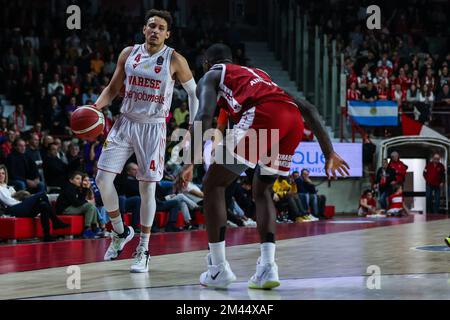 Varese, Italia. 18th Dec, 2022. Colbey Ross #4 di Pallacanestro Varese OpenJobMetis in azione durante il LBA Lega Basket Un gioco di Stagione 2022/23 tra OpenJobMetis Varese e Pallacanestro Trieste a Enerxenia Arena, Varese, Italia il 18 dicembre 2022 Credit: Independent Photo Agency/Alamy Live News Foto Stock