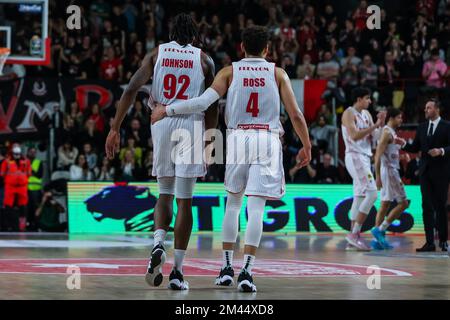 Varese, Italia. 18th Dec, 2022. Colbey Ross #4 di Pallacanestro Varese OpenJobMetis e Jaron Johnson #92 di Pallacanestro Varese OpenJobMetis durante LBA Lega Basket Un gioco di stagione 2022/23 tra OpenJobMetis Varese e Pallacanestro Trieste a Enerxenia Arena, Varese, Italia il 18 dicembre 2022 Credit: Independent Photo Agency/Alamy Live News Foto Stock