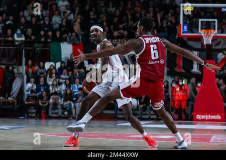 Varese, Italia. 18th Dec, 2022. Tariq Owens #41 di Pallacanestro Varese OpenJobMetis in azione durante il LBA Lega Basket Un gioco di stagione 2022/23 tra OpenJobMetis Varese e Pallacanestro Trieste a Enerxenia Arena, Varese, Italia il 18 dicembre 2022 Credit: Independent Photo Agency/Alamy Live News Foto Stock