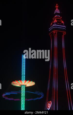 Blackpool, Lancashire, united kingdom.Blackpool Tower e le illuminazioni con giro di spinning. Rosso e bianco torre di notte Foto Stock