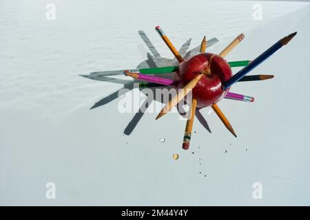 Mela rossa isolata con matite e sfondo vuoto Foto Stock